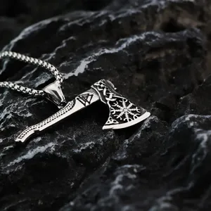Collier pendentif hache Viking en acier inoxydable vintage avec symboles runiques nordiques.