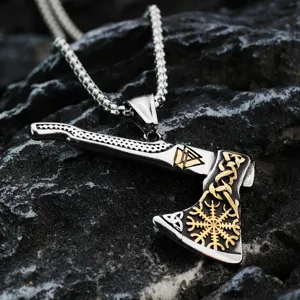 Vue détaillée d'un collier pendentif hache Viking en acier inoxydable avec symbole.