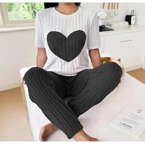 Casual tweedelig dameset met een shirt met korte mouwen en een broek met hartjes.