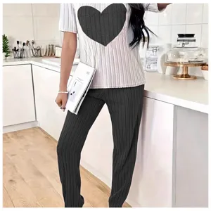 Details van casual tweedelig setje met korte mouwen top met hart en geribbelde broek.