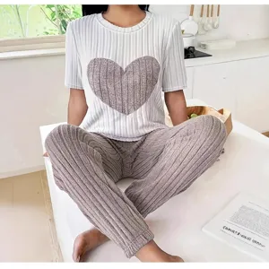 Detailopname van de casual korte mouw geribde top met hartpatch en bijpassende broek.