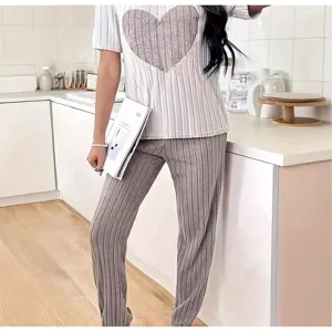 Casual tweedelig dameset met korte mouwen top en gestreepte lange broek voor comfort.