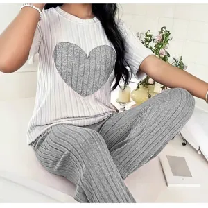 Casual dames tweedelige set met korte mouwen top en lange broek met liefde hart print.