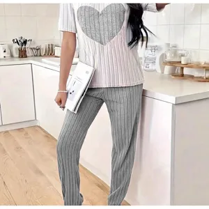 Detail van de loungewear set in zachte geribbelde stof met mooie hartje top ontwerp.