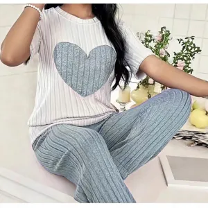 Dames geribbelde huispak set kortere mouwen top met hartjespatroon en lange broek.