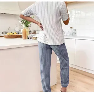 Detail van casual gestreepte loungewear set, comfortabele korte mouwen top en broek in keuken.