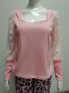 Vista dettagliata del top a maniche lunghe da donna con scollo quadrato e pois in tulle.