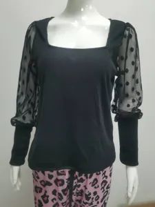 Top nero a maniche lunghe con scollo quadrato e maniche in tulle a pois in tessuto costine.