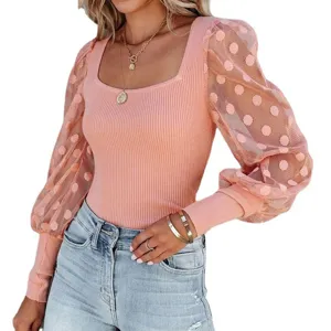 Dettagli del elegante top a coste da donna con scollo quadrato e maniche a pois.