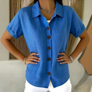 Vue détaillée de la chemise femme à manches courtes style lin avec col et boutons.