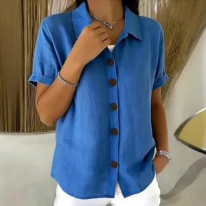 Gros plan sur la chemise décontractée bleue à manches courtes et boutons marron pour femme.
