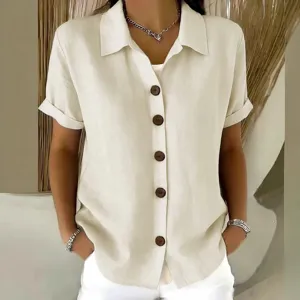 Vue détaillée d'une chemise décontractée à manches courtes et revers boutonné beige uni.