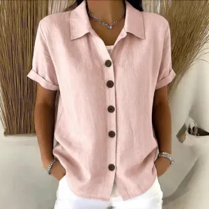Gros plan détail de la chemise rose de lino de manga corta pour mujer avec col revers.