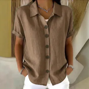 Vue détaillée de la chemise marron à manches courtes avec beau col et boutons élégants.
