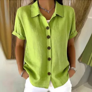 Détail de chemise unie à revers et manches courtes, haut ample et confortable.