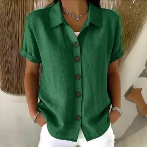 Gros plan sur la chemise en lin verte à manches courtes, boutons et coupe décontractée.