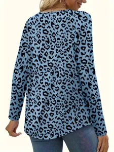 Élégant t-shirt à manches longues imprimé léopard bleu femme, top décontracté.