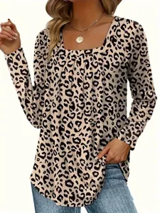 Vue detaillee du top elegant a manches longues imprime leopard avec encolure carree chic.