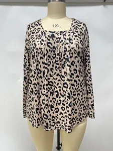 Vue détaillée du t-shirt à manches longues imprimé léopard, texture et motif.