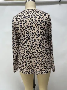 Vue arrière d'un t-shirt décontracté à manches longues pour femmes avec imprimé léopard.