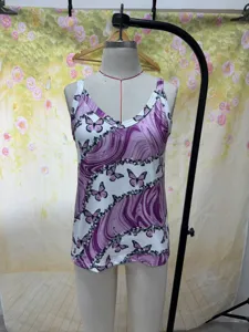 Damen sexy ärmelloses Top mit lila Marmormuster und rosa Schmetterlingsdruck für den Sommer.