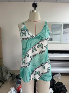Gruen weisse Schmetterling Print Traegeruhr Detail, aermelloses Sommertop mit V-Ausschnitt.