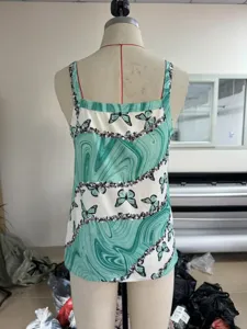 Rückansicht des ärmellosen Damen-Trägertops mit grünem Marmor-Schmetterlingsdruck.