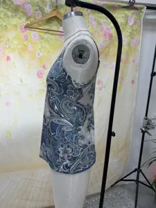Damen ärmelloses Tanktop mit blauem Paisleymuster, lässige Sommer Mode Bekleidung.