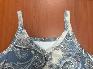 Damen Paisley Print V-Ausschnitt ärmellos Top Detailansicht, modische Sommerkleidung.