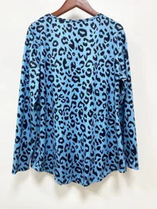 Vue détaillée du t-shirt à manches longues imprimé léopard bleu, montrant les motifs.