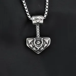 Collier pendentif marteau de Thor Viking en acier inoxydable gros plan, bijoux homme vintage