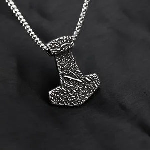 Vue détaillée du collier pendentif marteau de Thor vintage viking en acier.