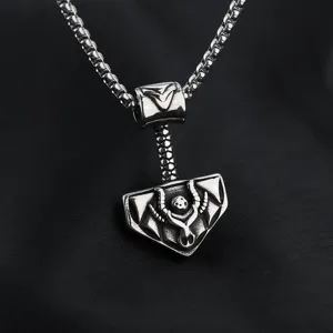 Collier pendentif marteau de Thor Viking en acier inoxydable gros plan, bijoux homme gothique
