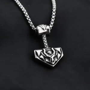 Gros plan détail de la magnifique collier pendentif marteau de Thor en acier inoxydable.
