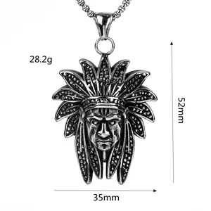 Collier pendentif chef indien en acier inoxydable vintage avec coiffe de plumes détaillée.