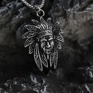 Collier pendentif chef indien vintage en acier inoxydable détail avec texture de métal sculpté.