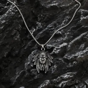 Gros plan sur le collier pendentif tête de chef indien en acier inoxydable rétro pour hommes.
