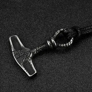 Primer plano del colgante martillo de Thor vikingo vintage de acero inoxidable.