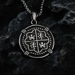 Detailansicht der vintage edelstahl spanische piraten münze anhänger halskette für herren.