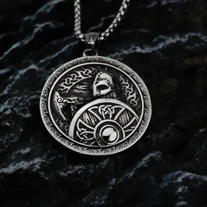 Detail opname viking krijger bijl schild hanger halsketting van roestvrij staal met retro ontwerp.