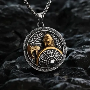 Detail opname van vintage Viking krijger bijl hanger ketting op gestructureerde rotsachtergrond.
