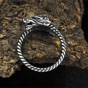 Gros plan détaillé de la bague dragon double en acier inoxydable punk rétro avec texture sculptée.