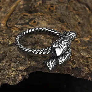 Bague vintage punk en acier titane pour homme avec double tête de dragon et anneau torsadé.