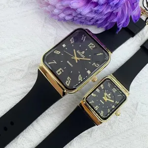 Set di orologi al quarzo di lusso con cinturino in silicone nero e cassa quadrata dorata.