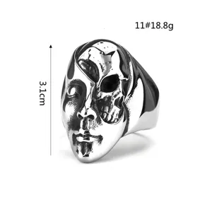 Anello teschio mezzo punk in acciaio inossidabile dettaglio primo piano con design gotico unico.