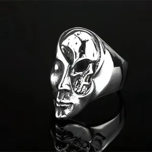 Vista dettagliata anello uomo acciaio inossidabile gotico punk teschio faccia argento