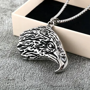 Pendentif aigle en acier inoxydable détail, collier rétro pour hommes, accessoire métal de qualité.