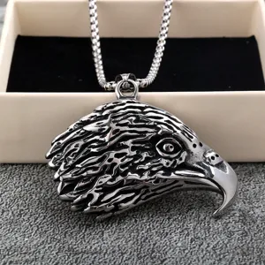 Collier pendentif tête d'aigle vintage en acier inoxydable pour style homme détails.