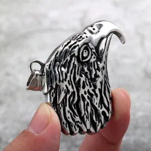 Vue détaillée du pendentif tête d'aigle rétro en acier inoxydable pour homme, bijou.
