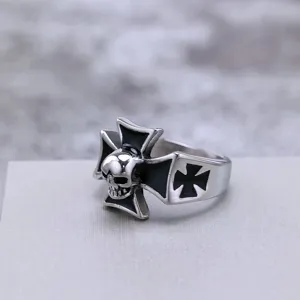 Primer plano anillo calavera cruz acero titanio hombre estilo rock punk gotico joyeria